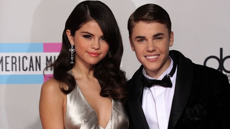 Selena Gomez and Justin Bieber posing