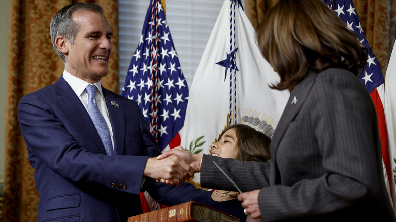 kamala harris handshake