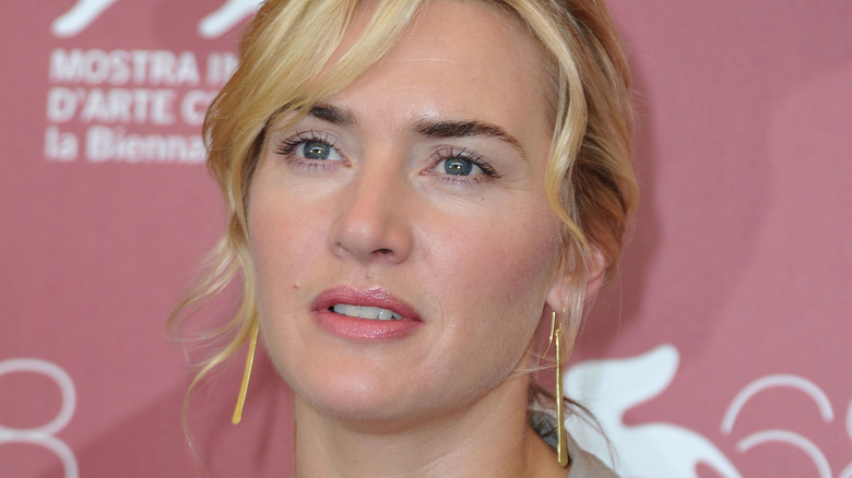 Kate Winslet posing