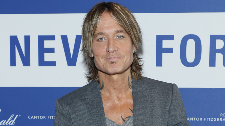 Keith Urban posing on red carpet