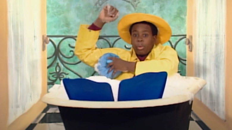 Kenan Thompson in bathtub
