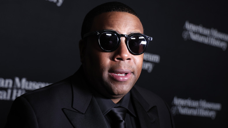 Kenan Thompson wearing sunglasses