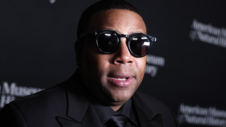 Kenan Thompson wearing sunglasses