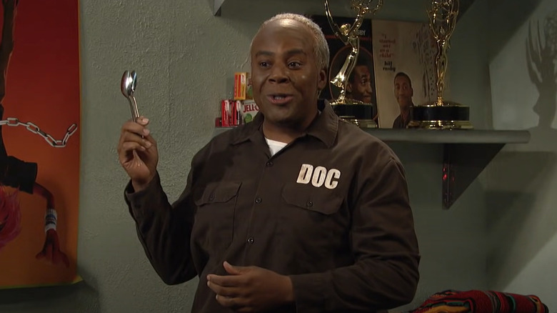 Kenan Thompson holding spoons