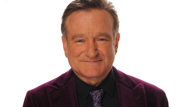 Robin Williams looking straight ahead with a soft smile
