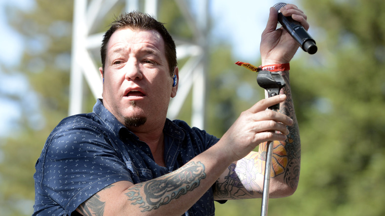 Steve Harwell performing with Smash Mouth