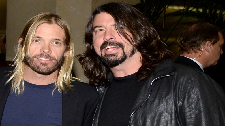 Taylor Hawkins and Dave Grohl posing together