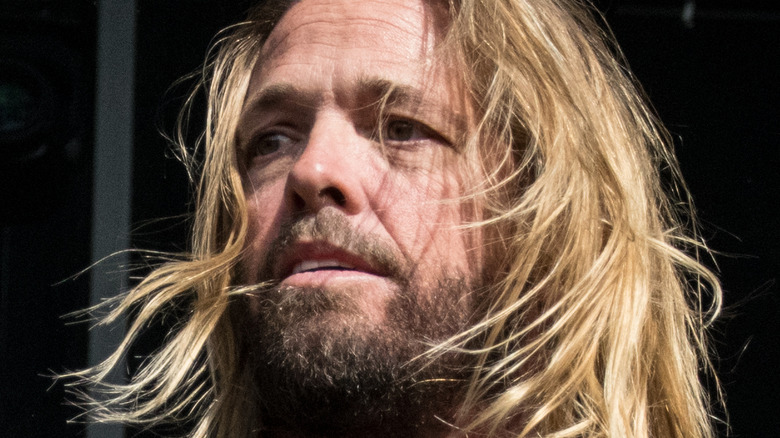 Taylor Hawkins on stage