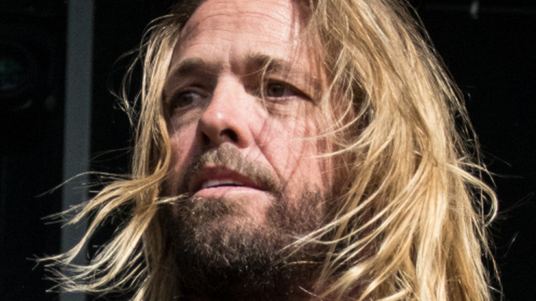 Taylor Hawkins on stage