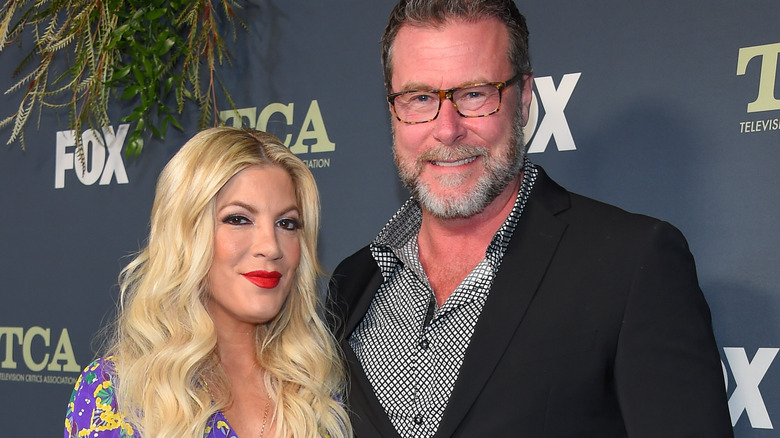 Tori Spelling and Dean McDermott posing 
