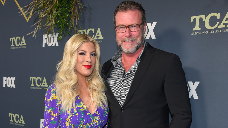 Tori Spelling and Dean McDermott posing