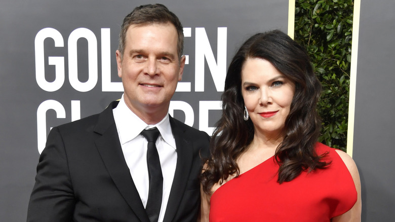 Peter Krause posing with Lauren Graham at the Golden Globe Awards