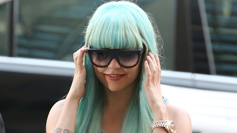 Amanda Bynes walking