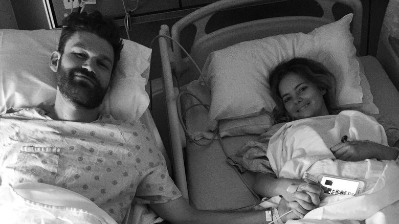 Bijou Phillips and kidney donor in hospital beds