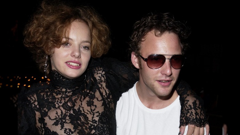 Bijou Phillips with arm around Brad Renfro