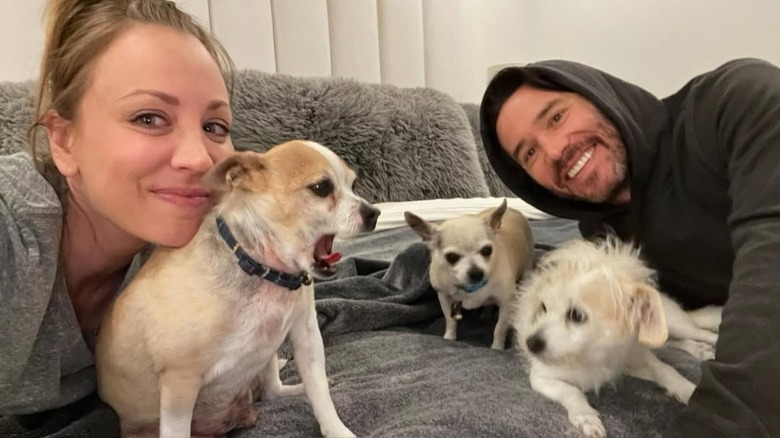 Kaley Cuoco poses with Tom Pelphrey and three dogs