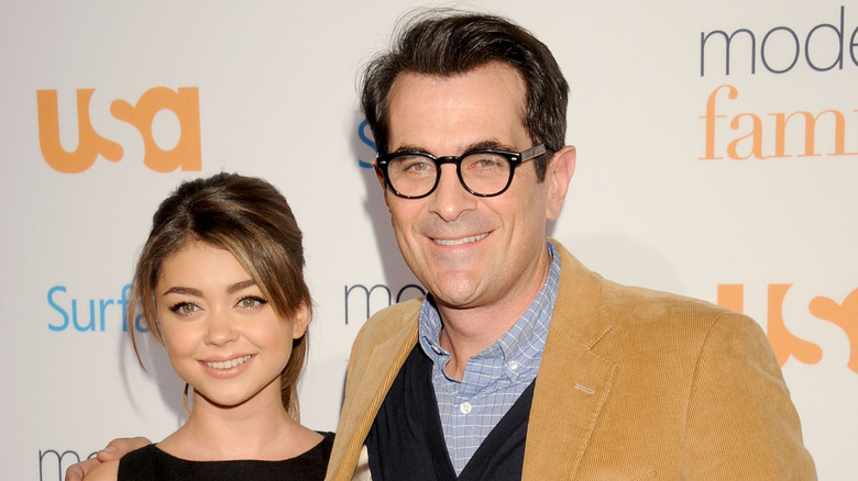 Sarah Hyland and Ty Burrell posing for cameras on red carpet