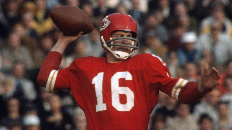 Len Dawson throwing