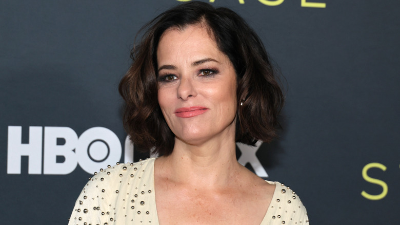 Parker Posey poses for cameras on the red carpet.