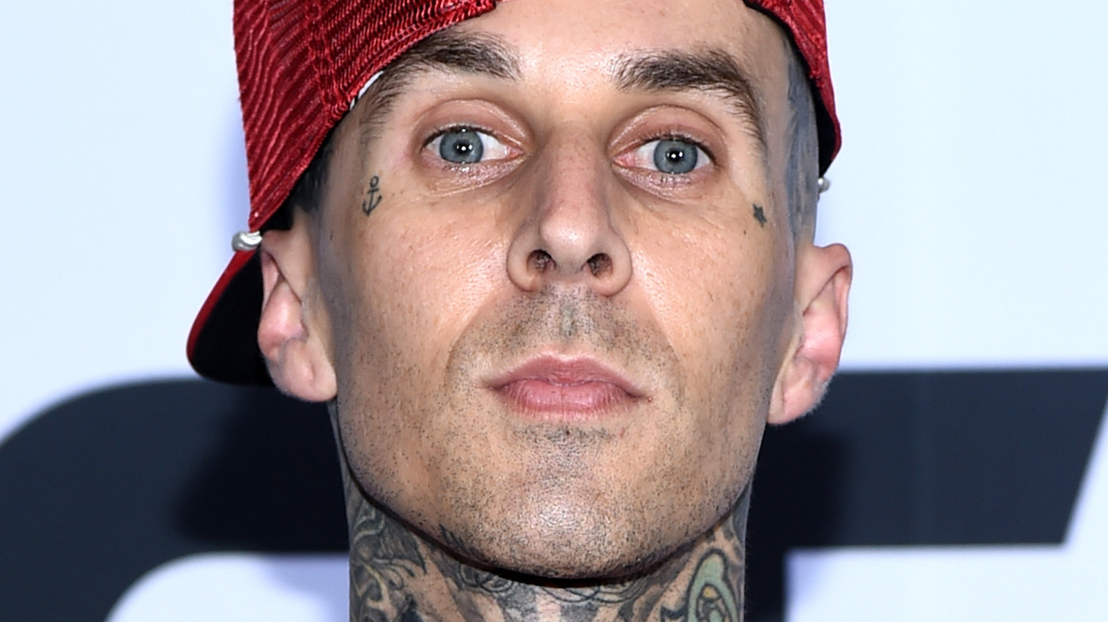 Travis Barker lässt sich für Taylor Hawkins  tätowieren  Promiflash