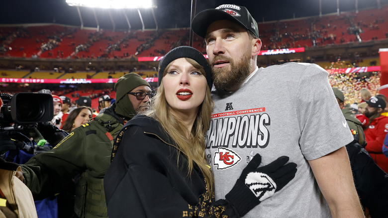 Taylor Swift cozies up to Travis Kelce at a football game