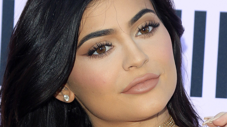 Kylie Jenner lip fake eye lashes