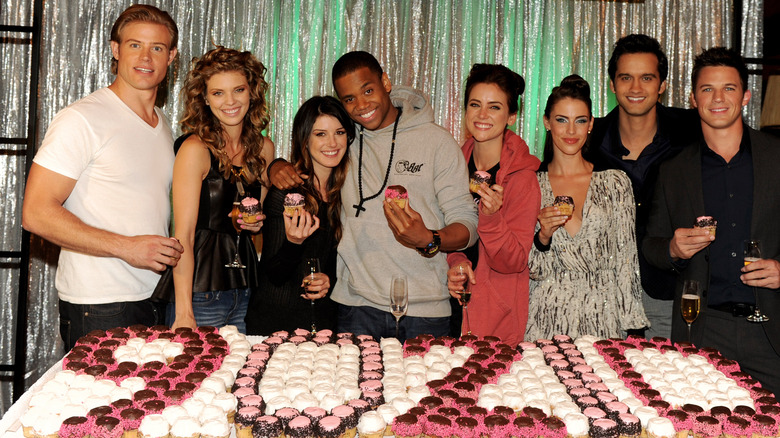 Trevor Donovan with cast of 90210
