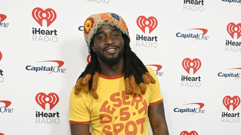 Shaboozey wearing a yellow shirt