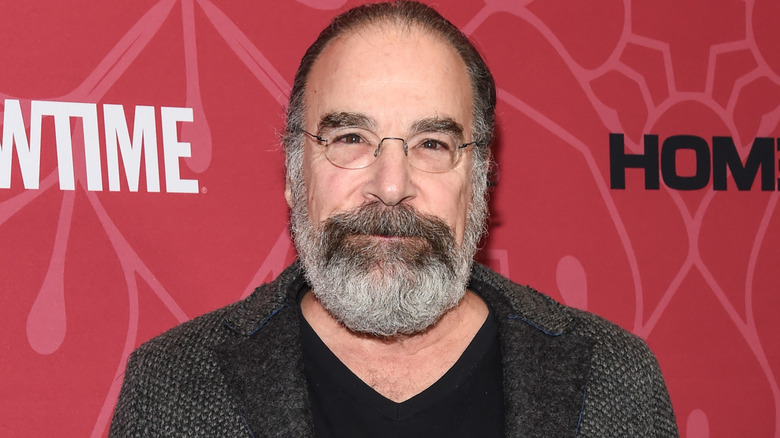 Mandy Patinkin posing at a Showtime event