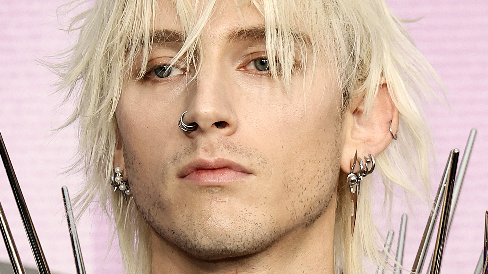 Twitter Has Some Thoughts About Machine Gun Kelly's Extreme 2022 AMAs