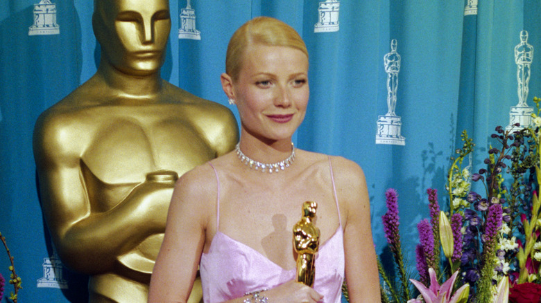 Gwyneth Paltrow holds Oscar