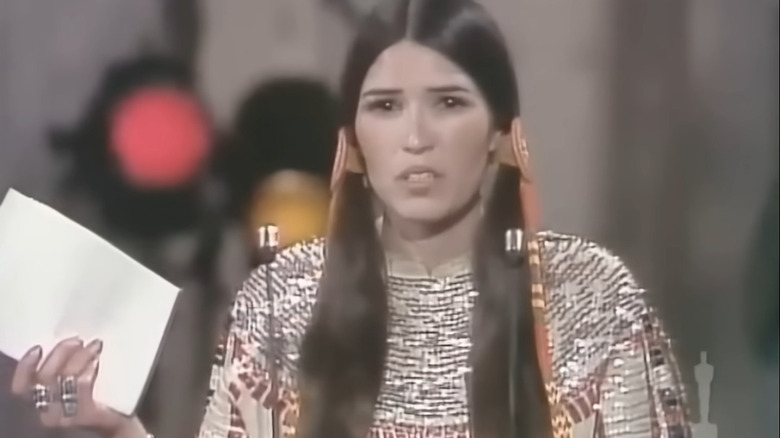 Sacheen Littlefeather accepts Oscar