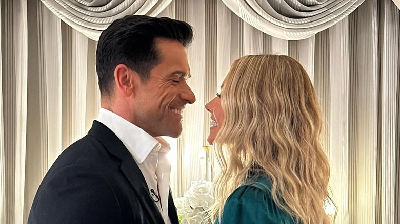 Mark Consuelos and Kelly Ripa reenact their Las Vegas wedding.