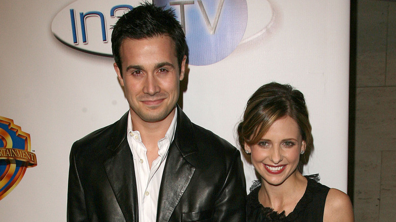 Freddie Prinze Jr. and Sarah Michelle Gellar posing for cameras