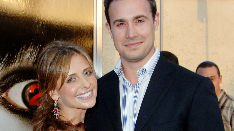 Sarah Michelle Gellar and Freddie Prinze Jr. posing for cameras