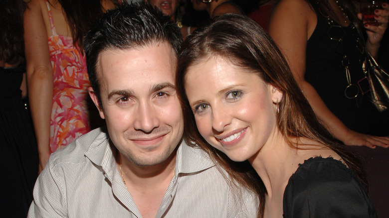 Freddie Prinze Jr. and Sarah Michelle Gellar posing for cameras