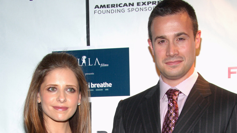 Sarah Michelle Gellar and Freddie Prinze Jr. posing for cameras