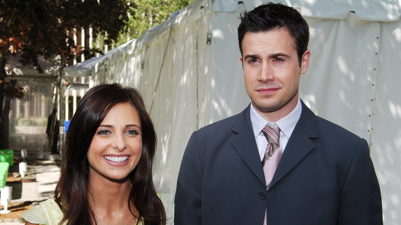 Sarah Michelle Gellar and Freddie Prinze Jr. posing for cameras