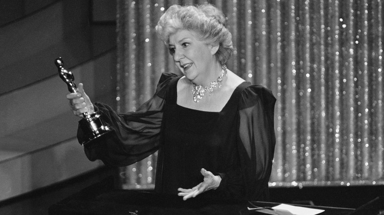 Maureen Stapleton accepting her Oscar.