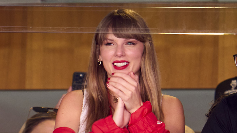 Taylor Swift clapping at Kansas City Chiefs game