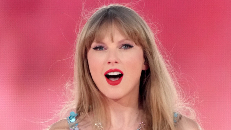 Taylor Swift performing