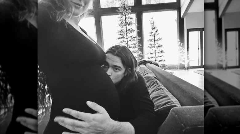 Derek Richard Thomas kisses Rumer Willis' pregnant belly