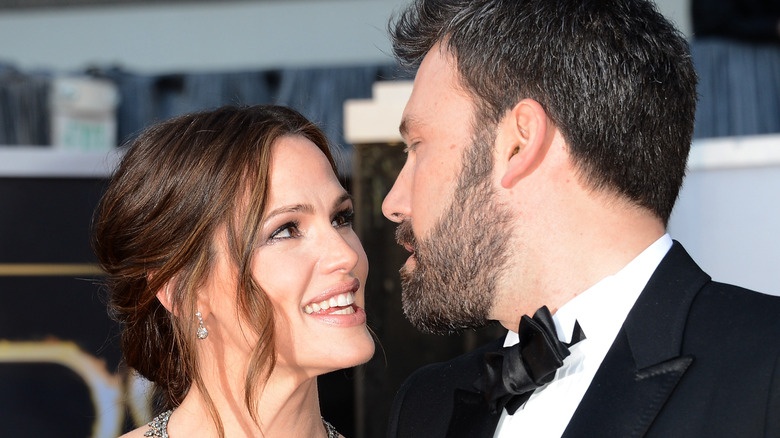 Ben Affleck looking at Jennifer Garner