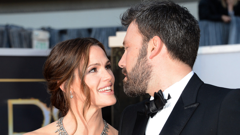 Ben Affleck looking at Jennifer Garner
