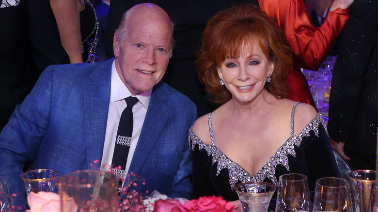 Rex Linn, Reba McEntire seated at table