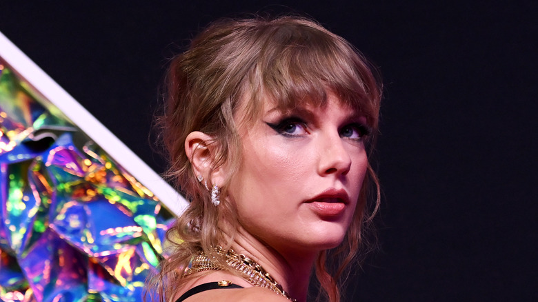 Taylor Swift posing