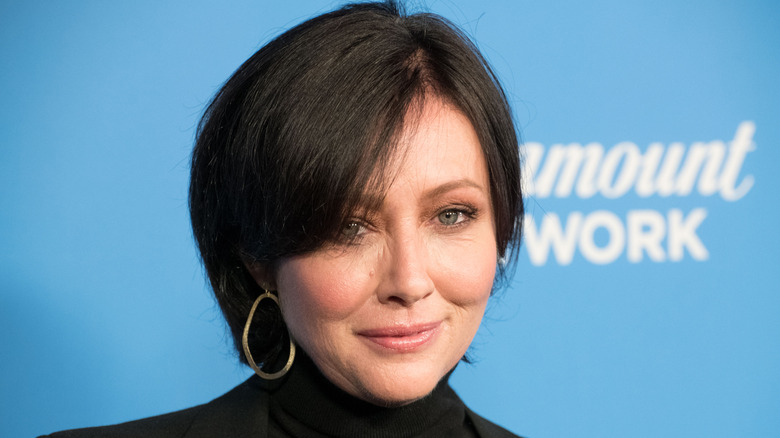 Shannen Doherty wearing hoop earrings at an event