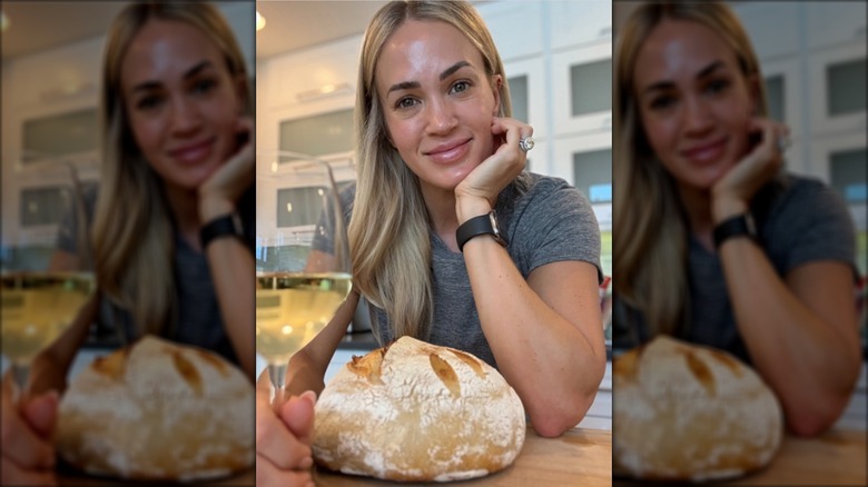Underwood no makeup selfie in her kitchen