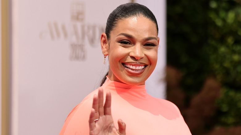 Jordin Sparks waving to cameras