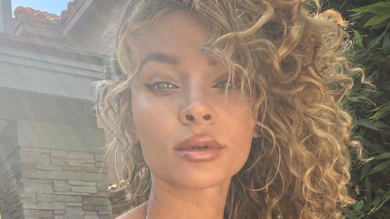 Alyssa Scott posing in selfie